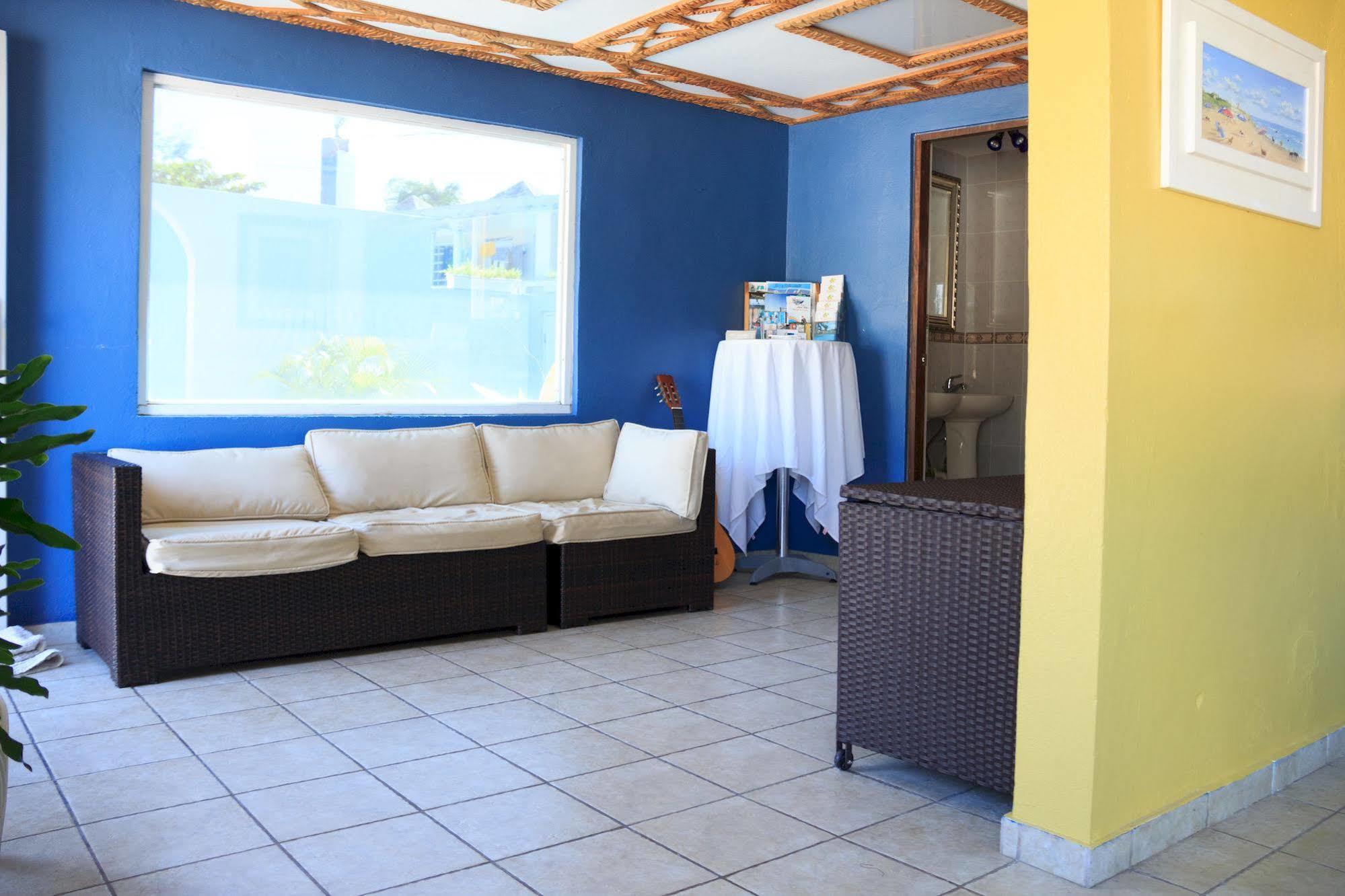 The Beach Guesthouse Pinones Exteriör bild